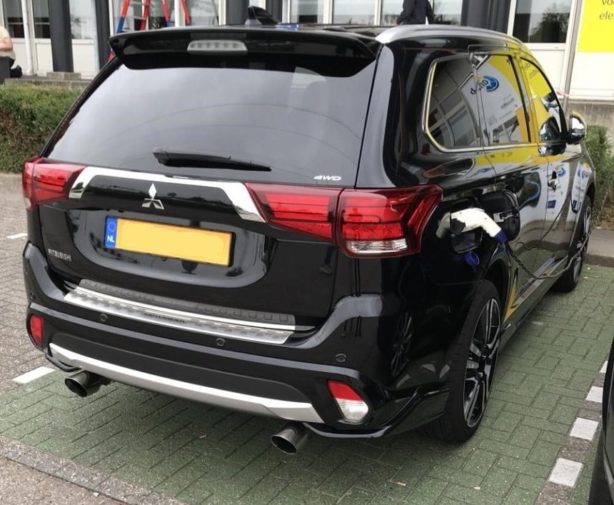 Mitsubishi Outlander PHEV dubbele einddemper
